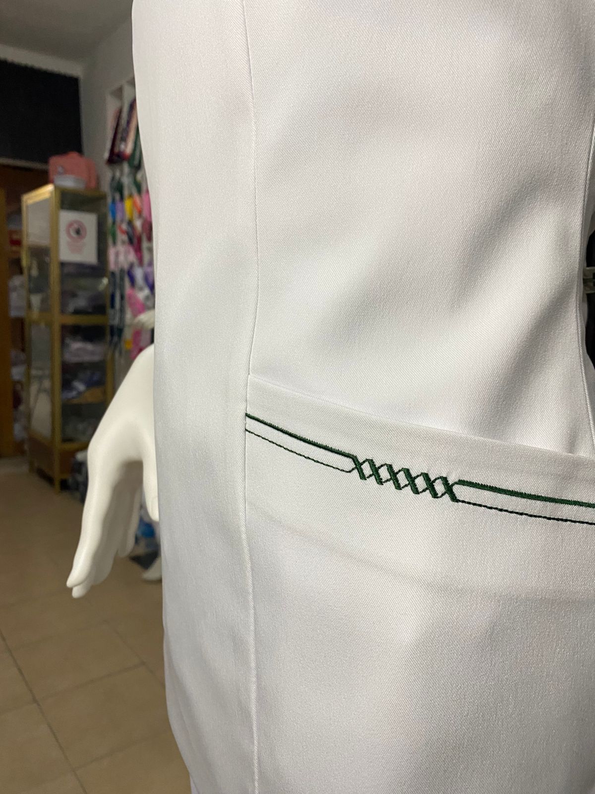 Chaleco Lusso Blanco Con Bordado Verde