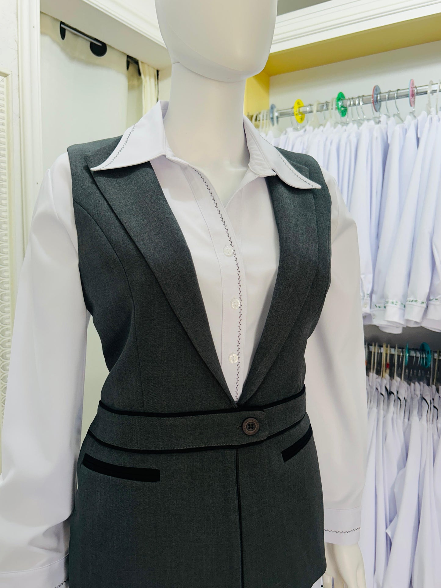 Chaleco escote profundo gris